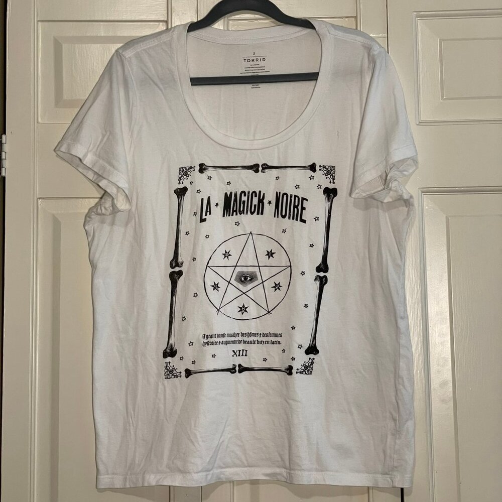 Torrid 'La Magick Noire' Slim Fit Plus Size T-shirt - 2X - White - VGUC